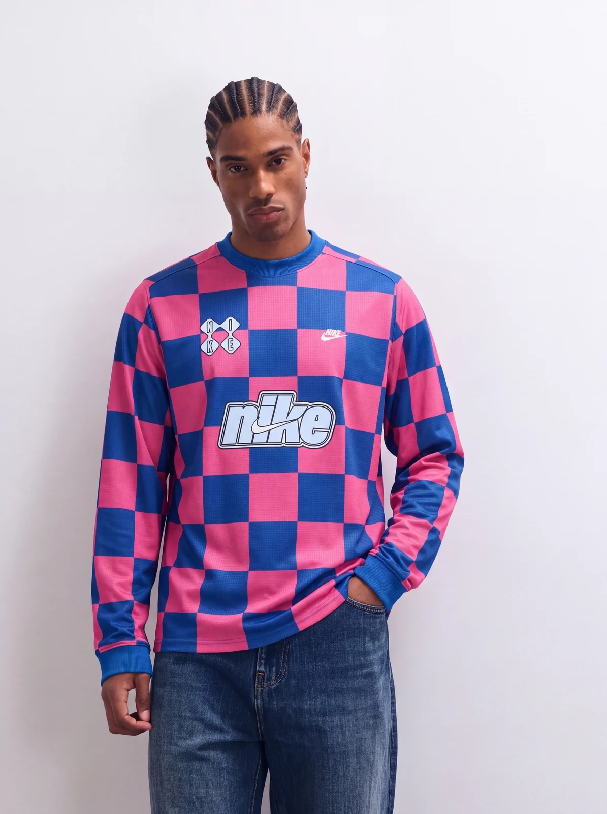 Modello con la maglia a scacchi