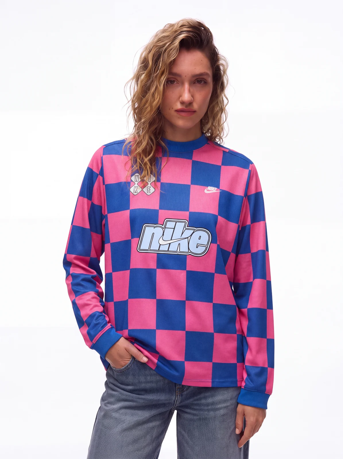 Modella con la maglia a scacchi